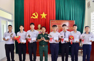 Ban Chỉ huy Quân sự phường khen thưởng các thí sinh trúng...