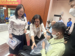 Trao tặng 20 xe lăn và 10 phần quà cho người khuyết tật, trẻ...