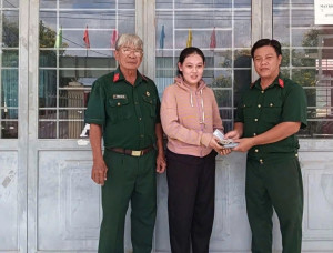 Hoàn trả tài sản đánh rơi cho người dân tại khu phố Long Tân