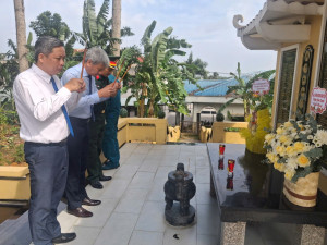 Đồng chí Từ Nam Thành dâng hương tại Nhà bia tưởng niệm liệt...