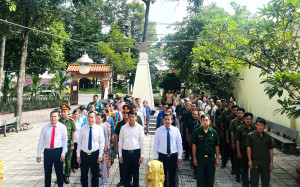 Đồng chí Lư Thành Nam dâng hương tại Nhà bia ghi danh liệt...