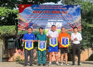 Giao lưu bóng đá và trao quà cho các hộ có hoàn cảnh khó...