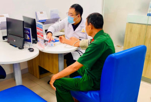 Hội Cựu chiến binh phường Nhơn Trạch phối hợp tiêm vắc xin...