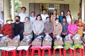 Uỷ ban MTTQ Việt Nam phường phối hợp các cơ sở Phật giáo trao tặng quà, học bổng nhân mùa Vu Lan
