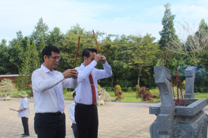 Lãnh đạo phường Nhơn Trạch và xã Phước An dâng hương tưởng...