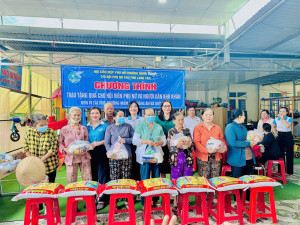 Chi hội Phụ nữ khu phố Long Tân tổ chức chương trình trao...