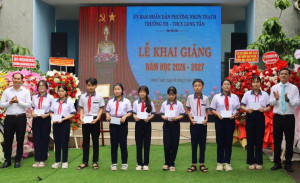 Trao học bổng và 100 nón bảo hiểm tiếp sức học sinh trường...