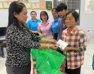 Chi bộ Khu phố Phước Thuận trao quà hỗ trợ các hộ có hoàn...