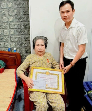 Trao Huy hiệu 50 năm tuổi Đảng tại nhà riêng cho đảng viên Nguyễn Thị Mến