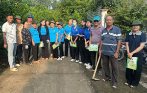 Khu phố Phú Thạnh ra quân vệ sinh môi trường, diệt lăng...