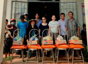 Khu phố Hiệp Phước trao tặng 30 phần quà cho hộ gia đình có hoàn cảnh khó khăn