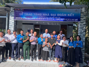 Trao nhà đại đoàn kết cho hộ thờ cúng liệt sỹ khó khăn về...
