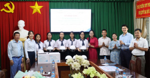 Công ty Posco VST trao tặng hơn 500 nón bảo hiểm cho học...