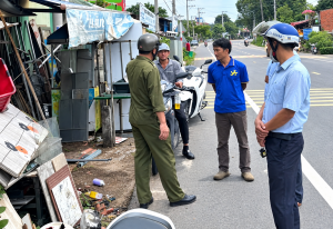 Khu phố Phú Hội ra quân dọn dẹp hành lang an toàn giao thông...