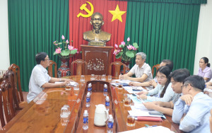 Bí thư Đảng ủy phường lắng nghe kiến nghị của công dân về bố...