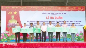 Ngân hàng Chính sách xã hội phối hợp với Mặt trận Tổ quốc xã Phú Hòa trao vốn cho hộ nghèo, hộ khó khăn