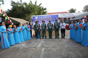 HỘI LHPN XÃ PHÚ HOÀ TRAO KHĂN RẰN “NGHĨA TÌNH”  TẠI HỘI TRẠI TÒNG QUÂN NĂM 2026