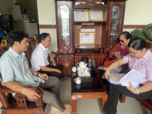 HỘI CỰU CHIẾN BINH XÃ PHÚ HÒA PHỐI HỢP NGÂN HÀNG CSXH ĐỊNH QUÁN KIỂM TRA CÁC HỘ VAY VỐN CHƯƠNG TRÌNH TÍN DỤNG CỦA NGÂN HÀNG CSXH ĐỊNH QUÁN TẠI ẤP PHÚ ĐIỀN 3