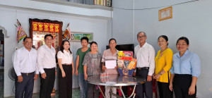 XÃ PHÚ HÒA TỔ CHỨC THĂM HỎI, TẶNG QUÀ GIA ĐÌNH CHÍNH SÁCH...