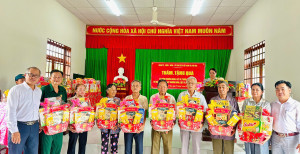 LAN TỎA NGHĨA TÌNH "ĐỀN ƠN ĐÁP NGHĨA" – XÃ PHÚ HÒA TRAO QUÀ TRI ÂN CÁC GIA ĐÌNH CHÍNH SÁCH TẠI CÁC NHÀ VĂN HÓA TRÊN ĐỊA BÀN