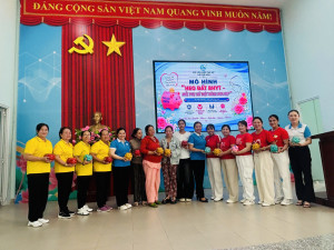 Phú Hòa: Lan tỏa mô hình “Heo đất Bảo hiểm y tế” - Mỗi phụ nữ là một bông hoa đẹp.
