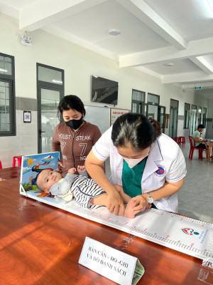 TRẠM Y TẾ XÃ PHÚ HÒA LỒNG GHÉP KHÁM SỨC KHỎE CHO TRẺ TỪ 0 ĐẾN 3 TUỔI TRONG CHƯƠNG TRÌNH TIÊM CHỦNG MỞ RỘNG