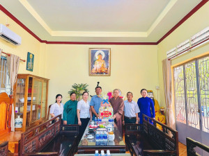 GIÁO XỨ PHÚ HÒA CÙNG LÃNH ĐẠO ĐỊA PHƯƠNG THĂM, CHÚC MỪNG LỄ VU LAN TẠI CHÙA LINH QUANG