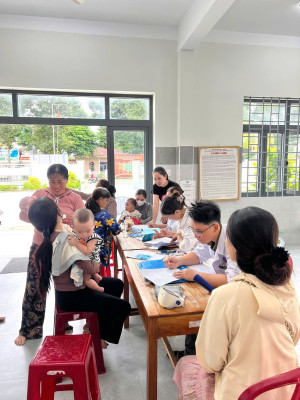 TIẾP TỤC KHÁM SỨC KHỎE MIỄN PHÍ CHO TRẺ TỪ 0 ĐẾN 3 TUỔI TRÊN ĐỊA BÀN XÃ PHÚ HÒA
