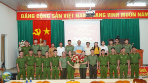 THƯỜNG TRỰC ĐẢNG ỦY, HĐND, UBND, UBMTTQ VIỆT NAM XÃ PHÚ HÒA THĂM, CHÚC MỪNG CÔNG AN XÃ NHÂN NGÀY TRUYỀN THỐNG CÔNG AN NHÂN DÂN