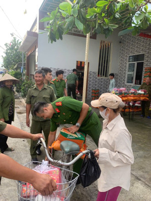 ẤP PHÚ HOA VẬN ĐỘNG MẠNH THƯỜNG QUÂN TRAO TẶNG 70 PHẦN QUÀ CHO CÁC HỘ KHÓ KHĂN TRONG ĐỢT RA QUÂN CÔNG TÁC DÂN VẬN