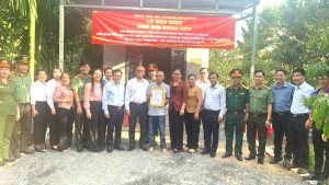 XÃ PHÚ HÒA: TRAO TẶNG NHÀ ĐẠI ĐOÀN KẾT CHO CÁC HỘ NGHÈO, HỘ CẬN NGHÈO, HỘ KHÓ KHĂN VỀ NHÀ Ở TRÊN ĐỊA BÀN