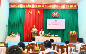 Chủ tọa kỳ họp gồm ông Nguyễn Hữu Kỳ – Bí thư Đảng ủy, Chủ tịch HĐND xã và bà Lưu Thị Tuyết Nhung – Ủy viên Ban Chấp hành Đảng bộ, Phó Chủ tịch HĐND xã.
