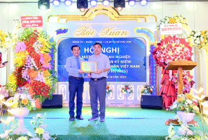 CT.UBND xã Phú Lâm ông Phạm Thanh Hải trao thư cảm ơn sự hỗ trợ của các doanh nghiệp trong và ngoài xã.