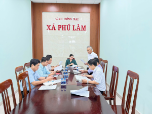 ( Ảnh: Đoàn giám sát làm việc với UBND xã)