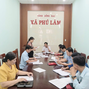 ( Ảnh: Bà Nguyễn Thị Thanh Xuân - Ủy viên Ban VHXH phát biểu đóng góp tại hội nghị)