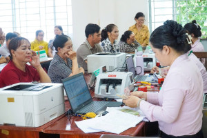 Trường hợp hộ gia đình của em Phùng Trương Gia Hiếu, đang theo học tại trường Đại học Sư phạm Kỹ thuật TPHCM, ngành Máy tính và công nghệ thông tin nhận tiền giải ngân chương trình HSSV ngành STEM