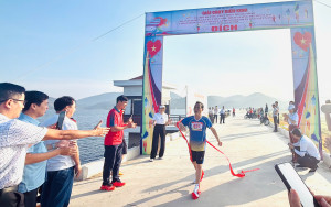 VĐV về đích đầu tiên.