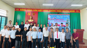 Lãnh đạo Đảng ủy – HĐND – UBND – UB.MTTQ xã Phú Lâm chụp hình lưu niệm  cùng chức sắc, chức việc, tu sĩ Công giáo tại buổi họp mặt