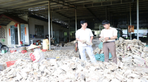 Hình ảnh: Ông Hoàng Thiên - Phó chủ tịch Hội ND xã Phú Lâm đi kiểm tra sử dụng vốn vay.