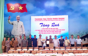 Thượng Tọa Thích Thiện Thuận- trụ trì chùa Phổ Quang Cổ Tự trao quà cho thương binh, bệnh binh và gia đình chính sách nhân kỷ niệm 78 năm Ngày Thương binh - Liệt sĩ (27/7/1947 - 27/7/2025)