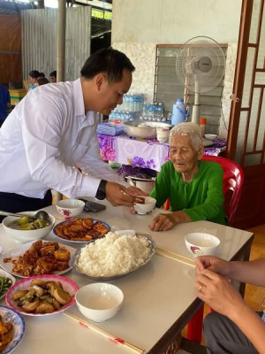ẤM ÁP " BỮA CƠM NGHĨA TÌNH" BÊN MẸ VIỆT NAM ANH HÙNG PHẠM...