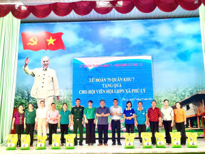 ĐOÀN DÂN VẬN LỮ ĐOÀN 75 QUÂN KHU 7 TRAO KINH PHÍ XÂY DỰNG NHÀ “TÌNH NGHĨA QUÂN DÂN” VÀ TRAO QUÀ CHO HỘI VIÊN CÓ KHÓ KHĂN