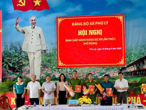 Đảng ủy xã Phú Lý tổ chức công bố quyết định về công tác cán bộ.