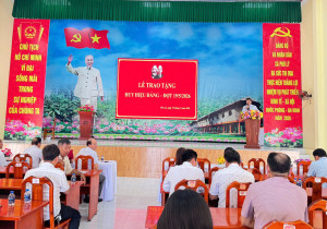 XÃ PHÚ LÝ TRANG TRỌNG  TỔ CHỨC LỄ TRAO TẶNG HUY HIỆU ĐẢNG