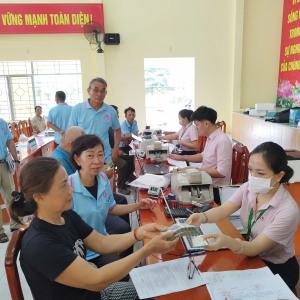PHÒNG GIAO DỊCH NGÂN HÀNG CHÍNH SÁCH XÃ HỘI VĨNH CỬU GIẢI NGÂN KỊP THỜI NGUỒN VỐN NGÂN SÁCH CẤP XÃ ỦY THÁC TẠI ĐIỂM GIAO DỊCH PHÚ LÝ