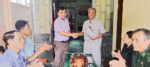 THÔN 2 XÃ PHÚ NGHĨA THĂM, TẶNG QUÀ GIA ĐÌNH CHÍNH SÁCH,...