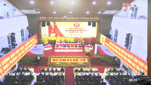 Cán bộ, đảng viên và nhân dân xã Phú Nghĩa theo dõi trực...