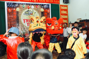 Trao tặng 450 phần quà Trung thu cho trẻ em thôn 2, xã Phú...