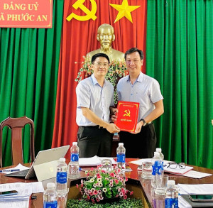 Trao Quyết định phụ trách Hội Nông dân xã Phước An