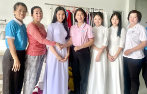 Trao gửi yêu thương từ chương trình “Tặng áo mới cho con đến trường”